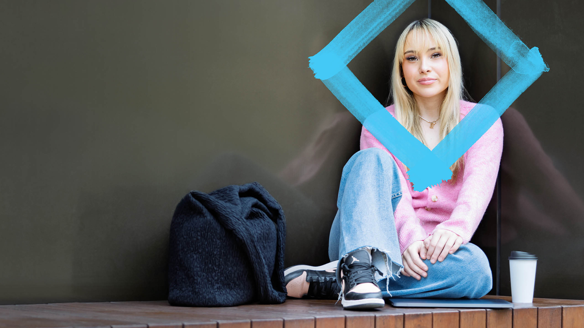 A student looking relaxed with the VU blue diamond