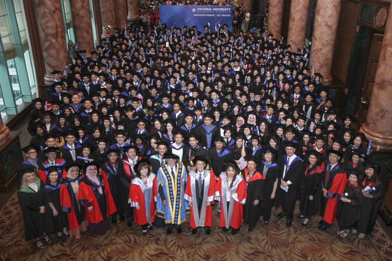 A crowd of hundreds pose in graduation uniforms at VU's Malaysian graduation 2017