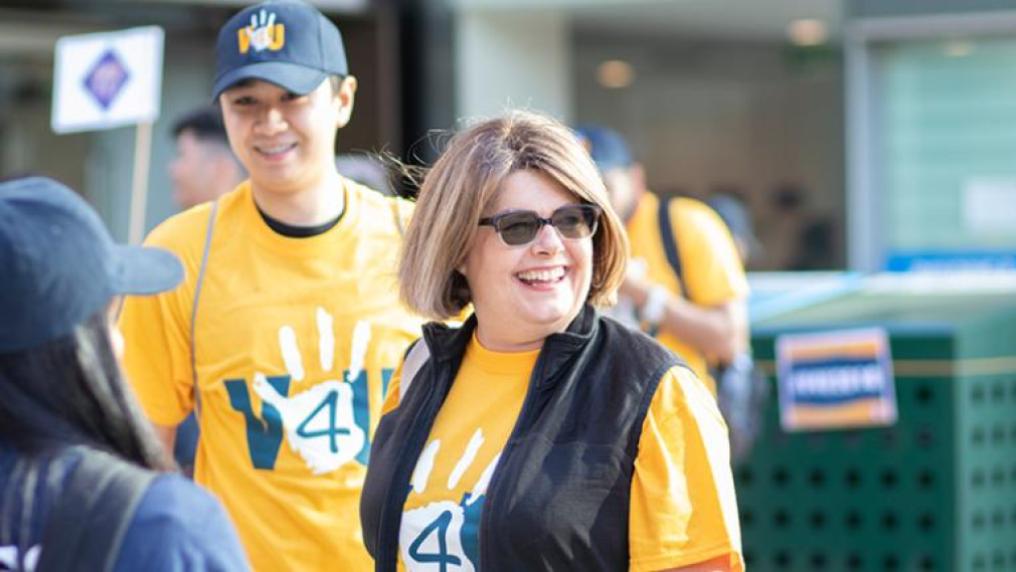 A VU alumna participates in the annual V4U volunteering day.